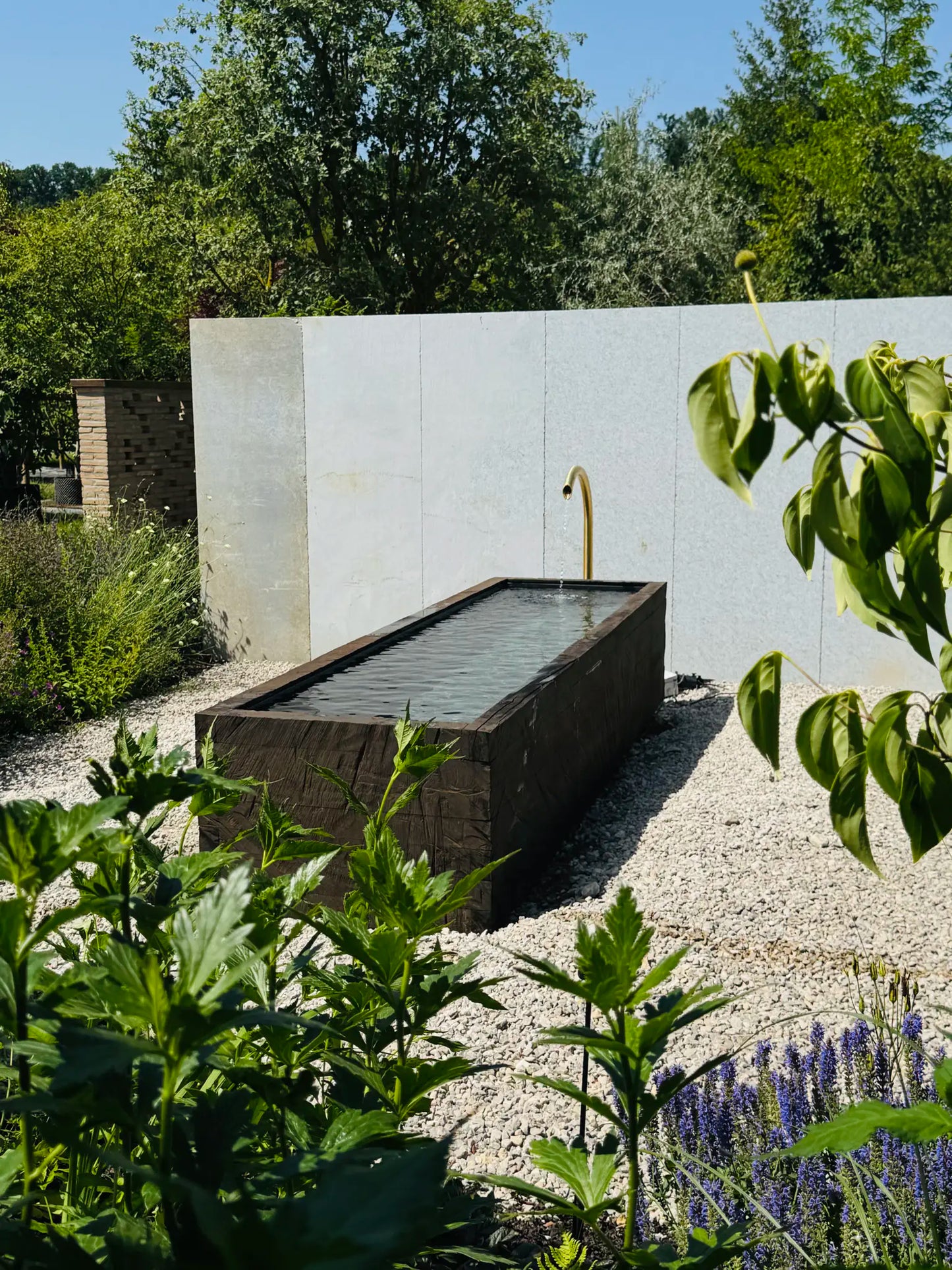 Eichenbrunnen – Künstlerisches Unikat aus Eiche und Stahl