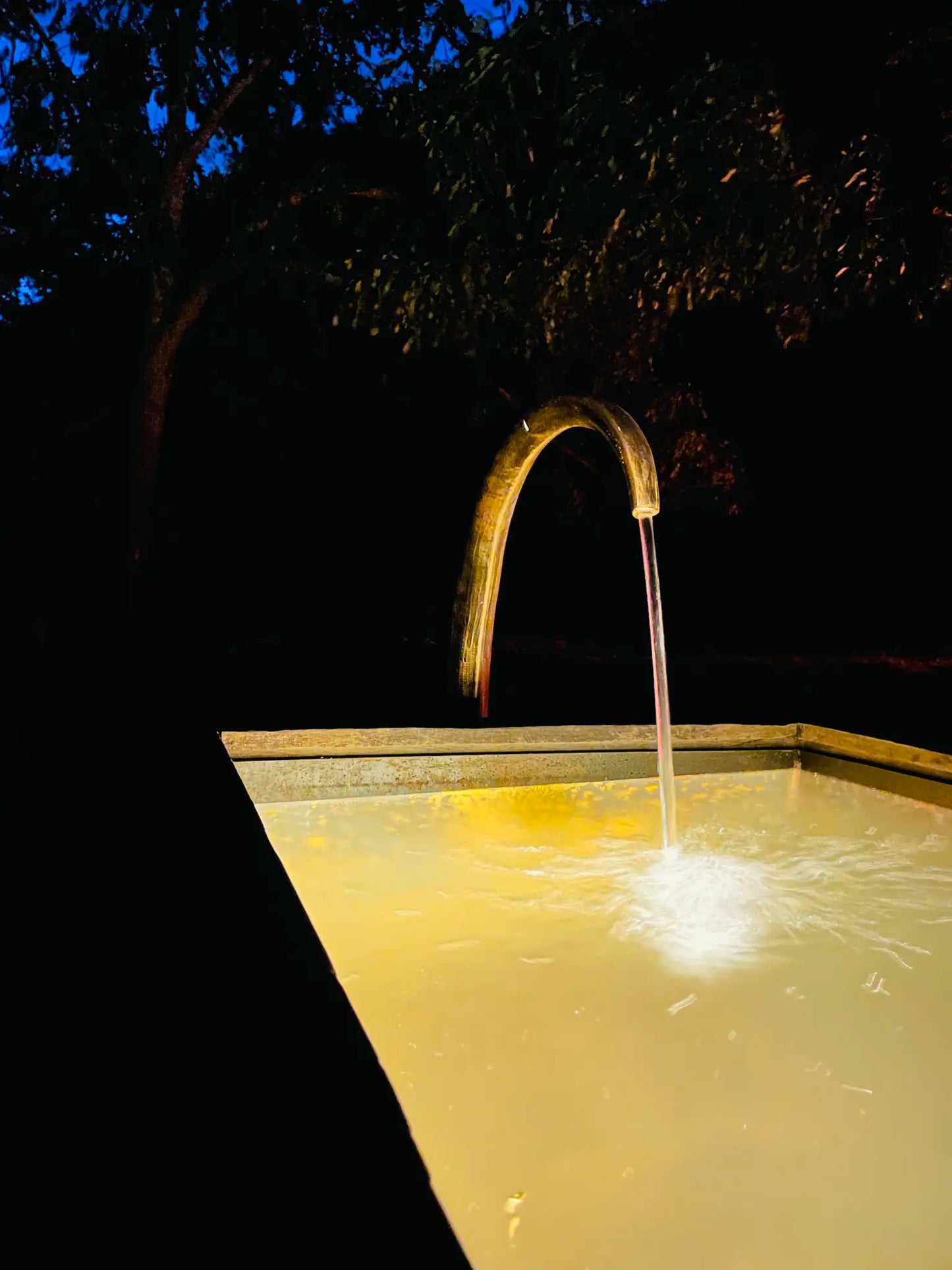 Eichenbrunnen – Künstlerisches Unikat aus Eiche und Stahl