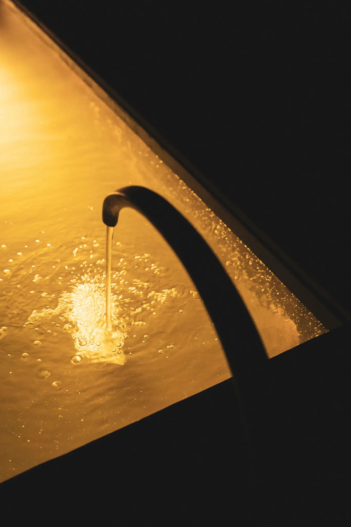 Eichenbrunnen – Künstlerisches Unikat aus Eiche und Stahl